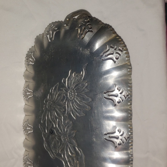 Vintage Hammered Aluminum Oval Rose Flower Design Bread Tray Dish - Picture 6 of 10